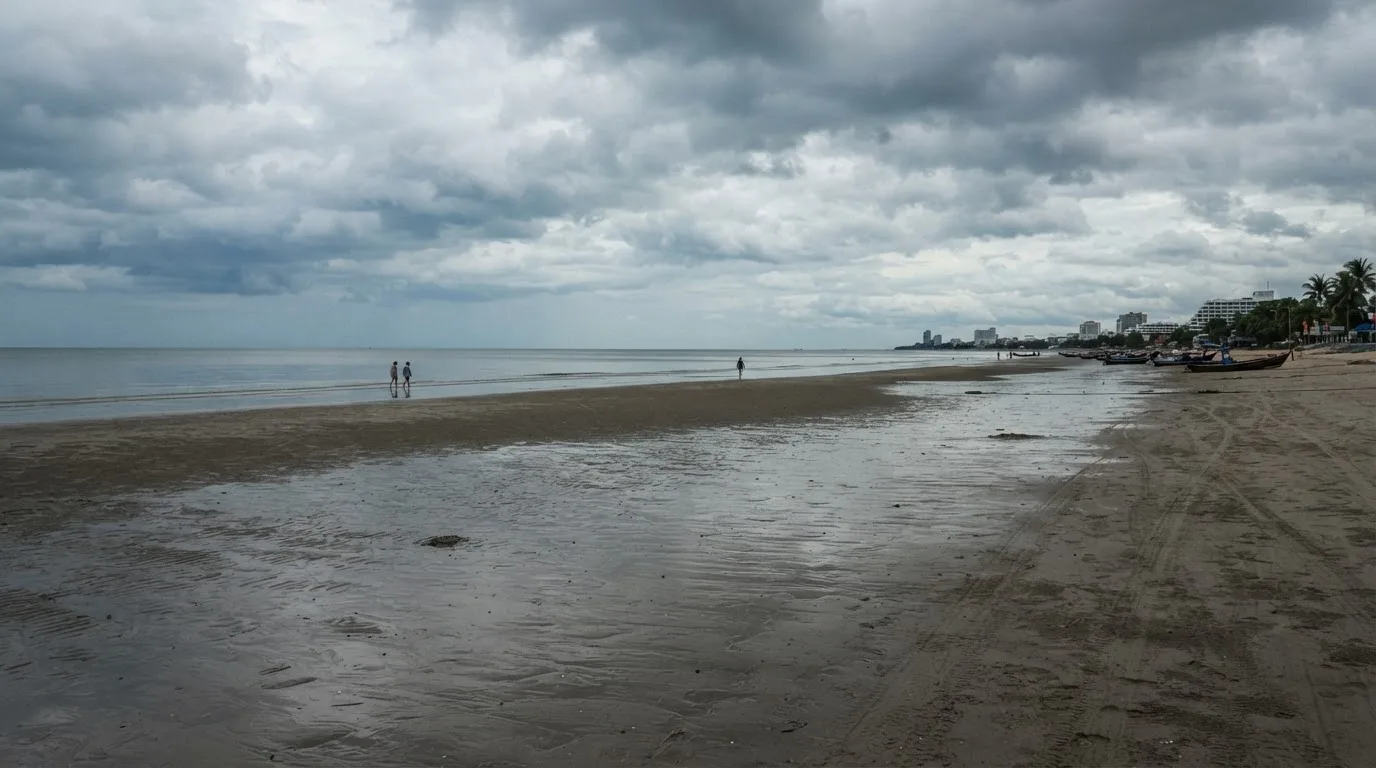 Отлив в Хуахине — море уходит на сотню метров, купаться удобнее в прилив