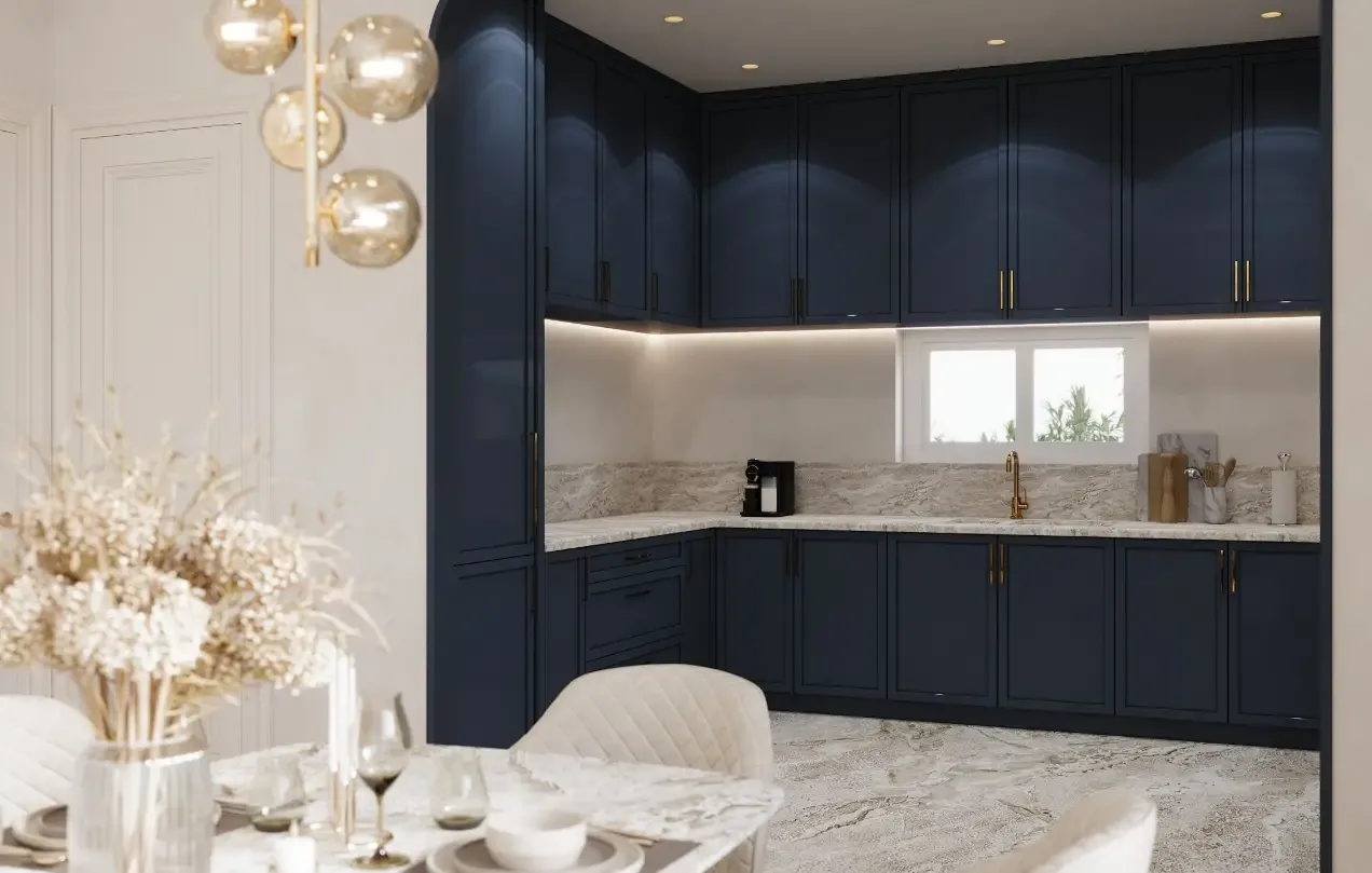 Кухня с тёмно-синими фасадами и мраморным фартуком в вилле Above Elements Villas, Банг-Тао, Пхукет