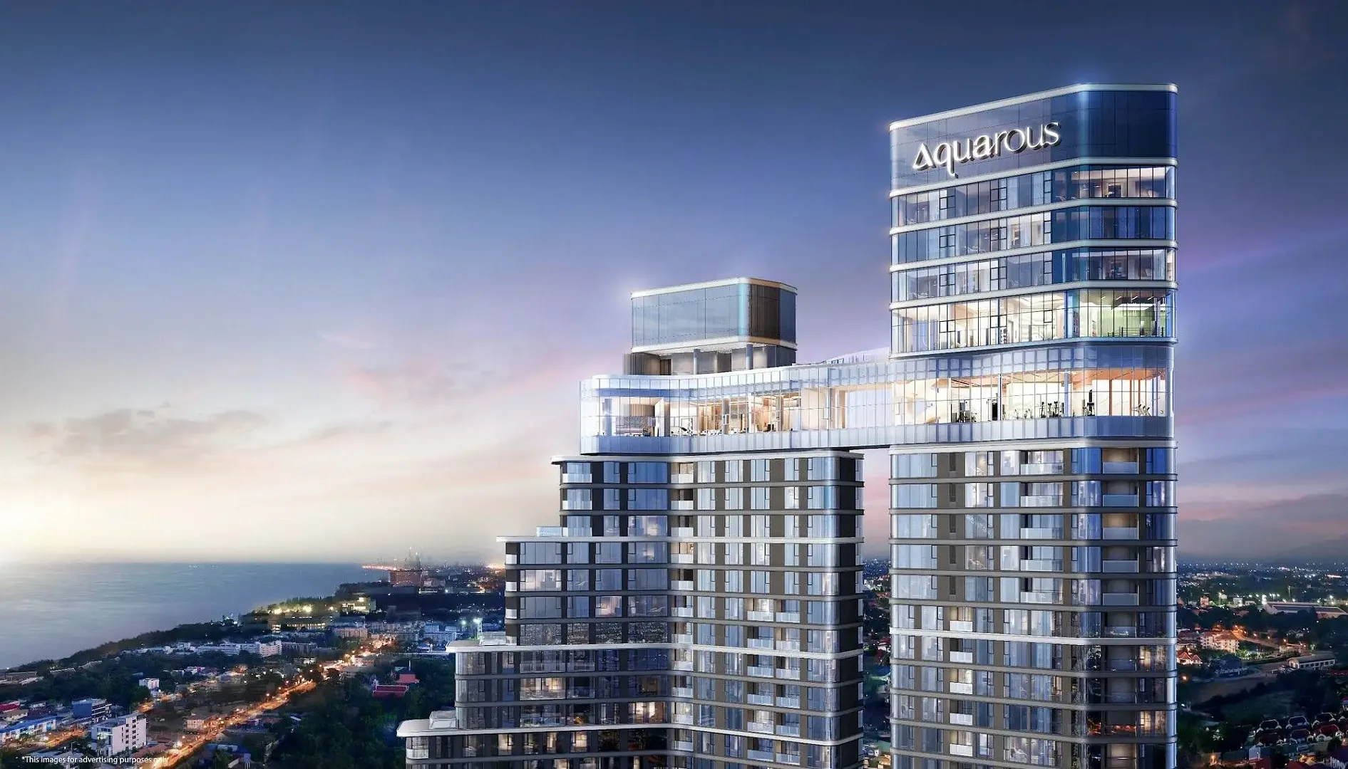 Фасад ЖК Aquarous Jomtien Pattaya вечером с панорамным скайбриджем на крыше, Джомтьен
