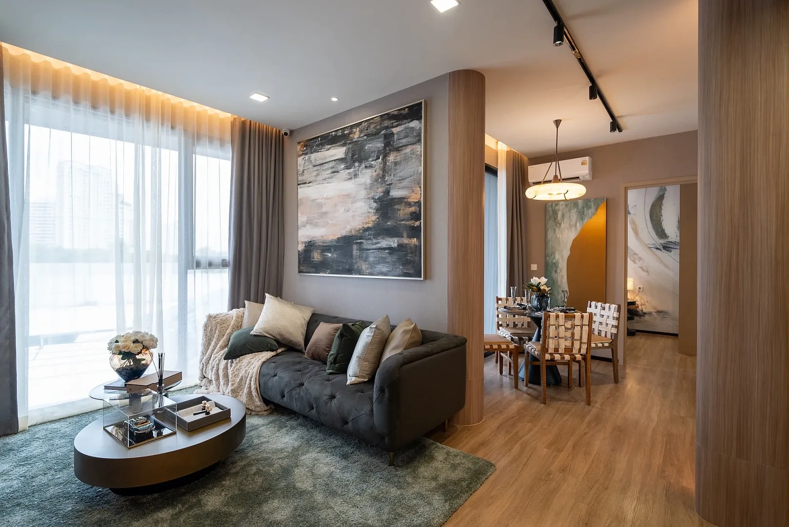 Гостиная и обеденная зона с деревянным полом, отделка ЖК Aquarous Jomtien Pattaya