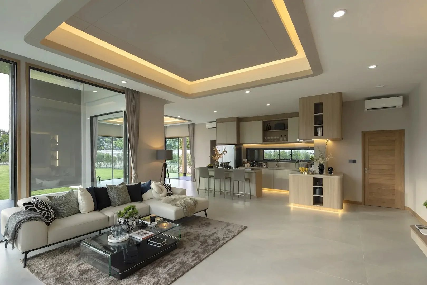 Гостиная с диваном и открытой кухней в шоу-вилле Ascent by Baan Pattaya, Хуай-Яй, Паттайя
