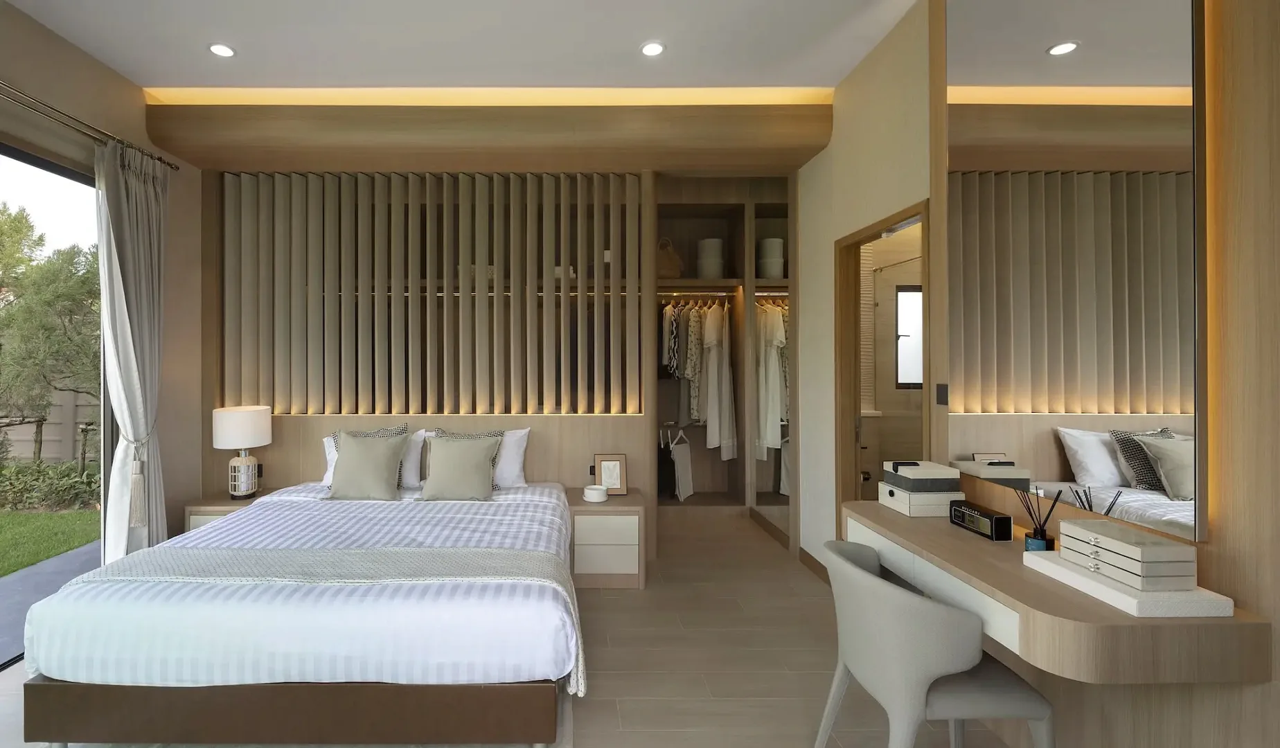 Мастер-спальня с кроватью king-size и гардеробной в вилле Ascent by Baan Pattaya, Хуай-Яй, Паттайя