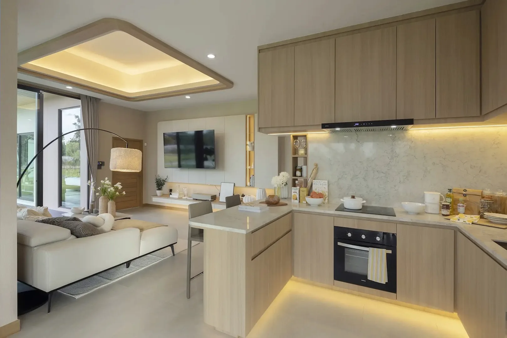 Встроенная кухня с духовым шкафом и варочной панелью в доме Ascent by Baan Pattaya, Хуай-Яй, Паттайя