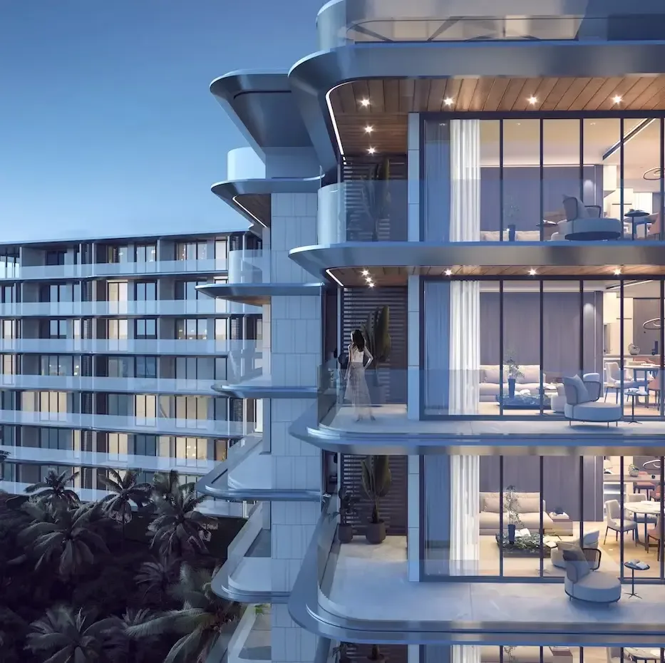 Панорамные балконы и остеклённые гостиные на фасаде Ayana Heights Seaview Residence, Лаян, Пхукет