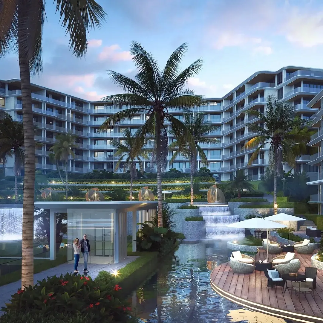 Внутренний двор с водопадом и зоной отдыха между корпусами Ayana Heights Seaview Residence, Лаян, Пхукет