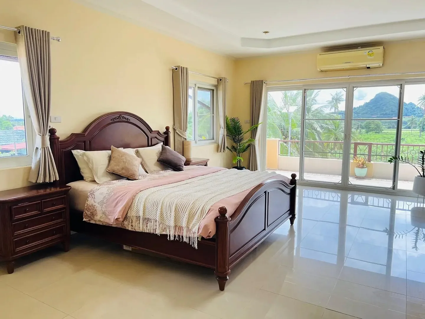 Спальня с кроватью king-size и выходом на балкон, Bang Saray House, Банг-Сарай, Паттайя