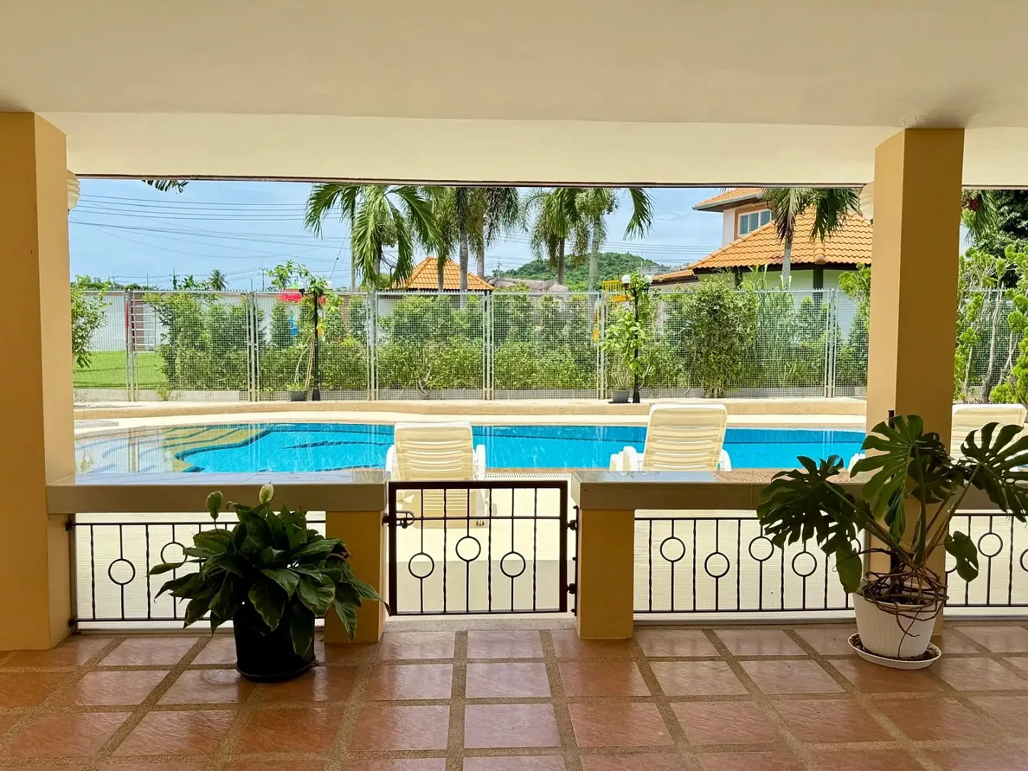 Крытая терраса с видом на бассейн и сад, вилла Bang Saray House, Банг-Сарай, Паттайя