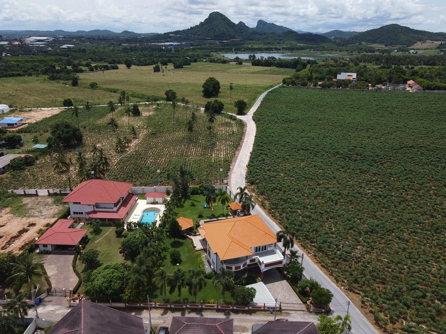 Панорама окрестностей Bang Saray House: поля, дорога и горы вдали, Банг-Сарай, Паттайя