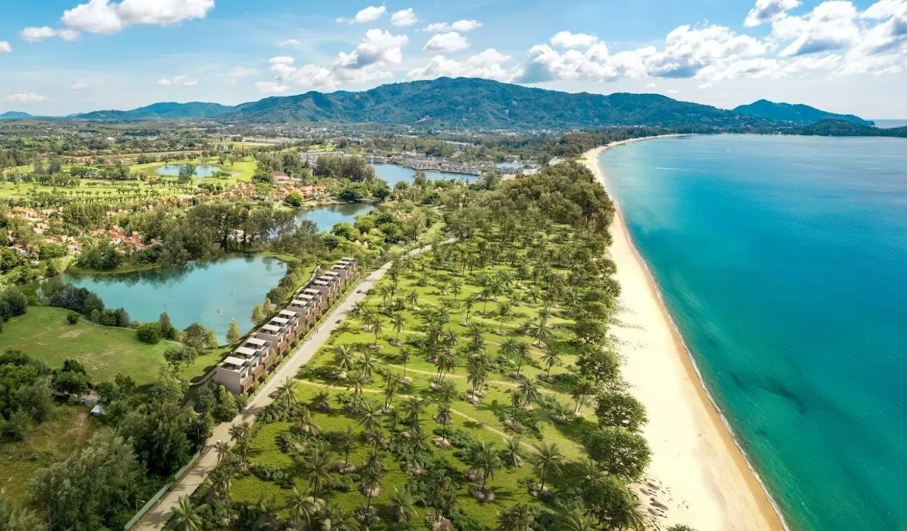 Вид с воздуха на пляж Банг-Тао и линию домов Banyan Tree Grand Residence, Пхукет