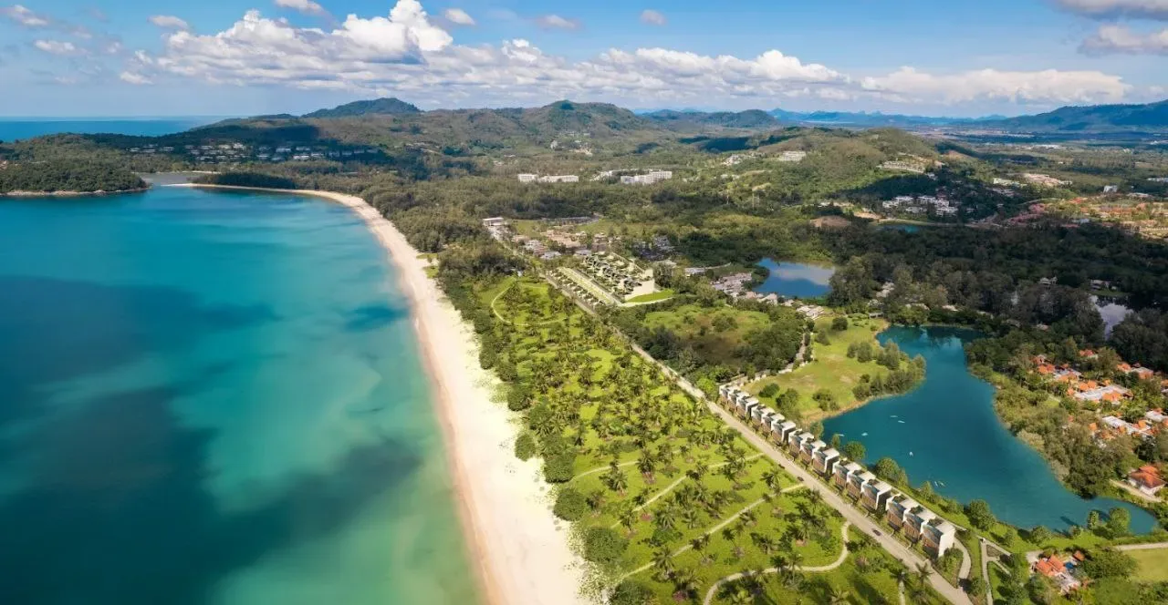 Панорама залива Банг-Тао, озёр Laguna Phuket и территории Banyan Tree Grand Residence, Пхукет