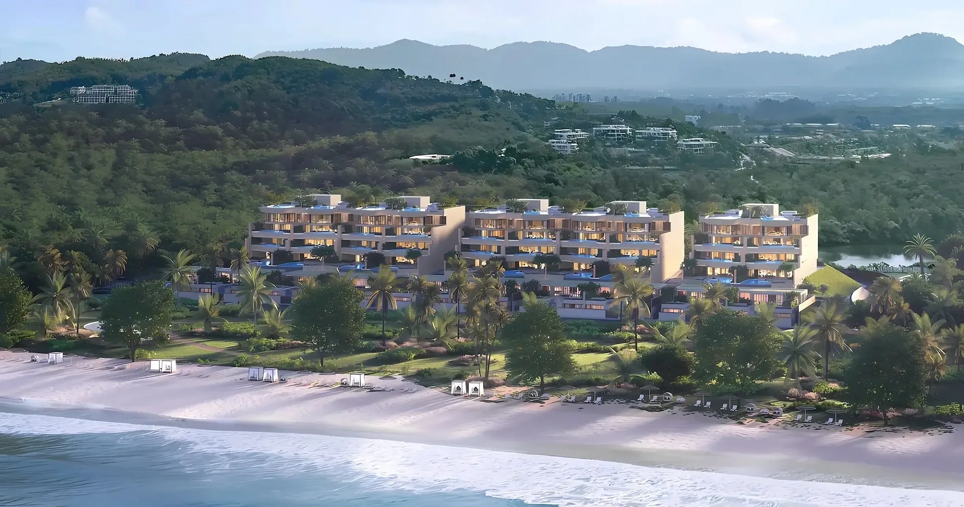 Комплекс Banyan Tree Seaview Residence с пляжа на фоне зелёных холмов, Банг-Тао, Пхукет
