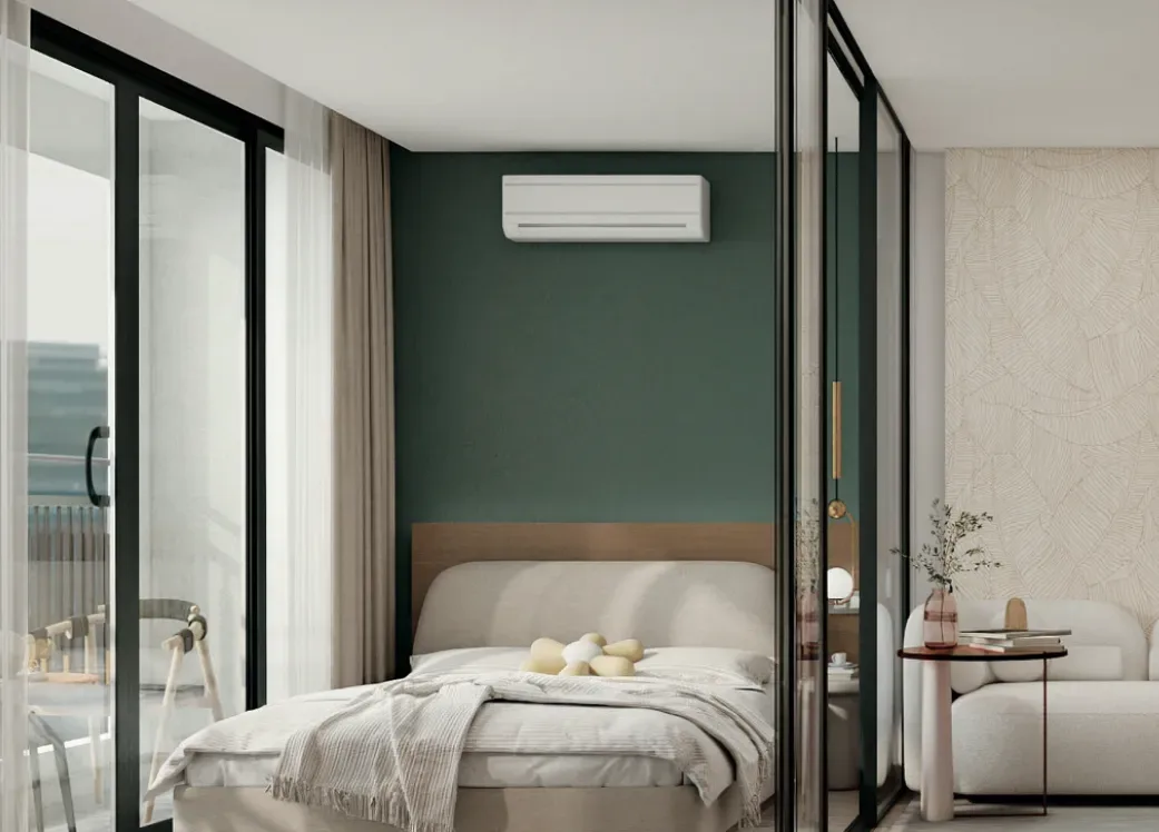 Спальня с кроватью и стеклянной перегородкой в квартире Fantasea Condo Chalong, Чалонг, Пхукет