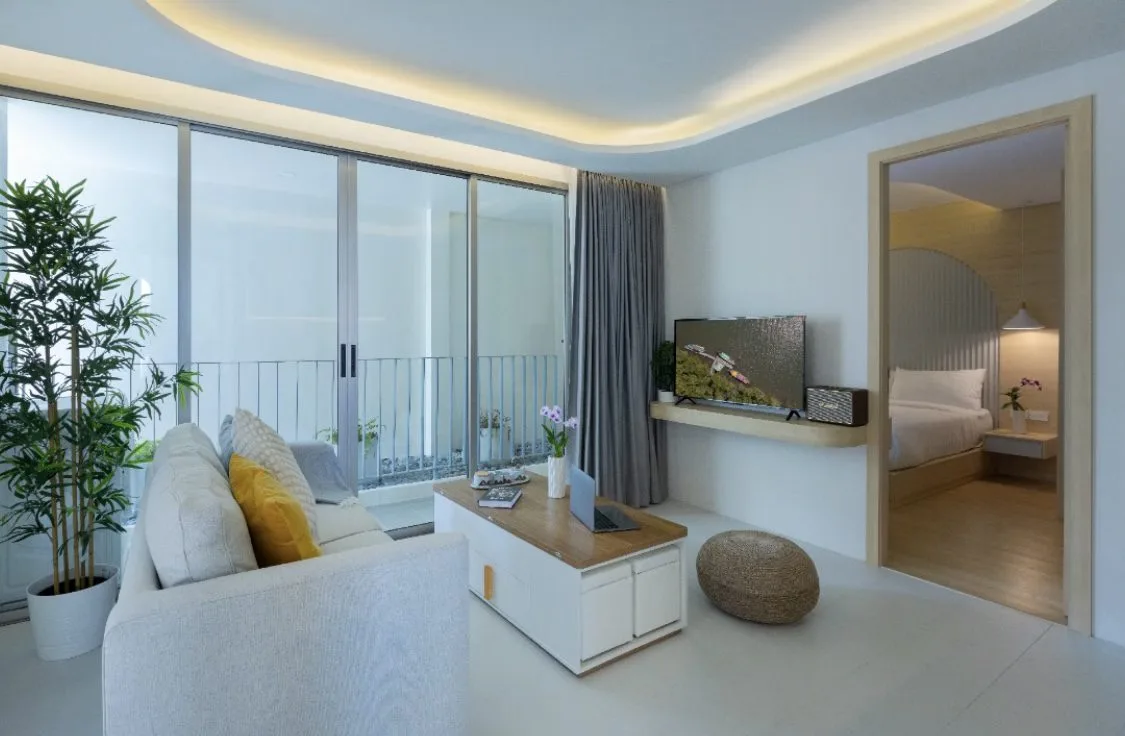 Гостиная с диваном и выходом на балкон в квартире Fantasea Condo Kamala, Камала, Пхукет