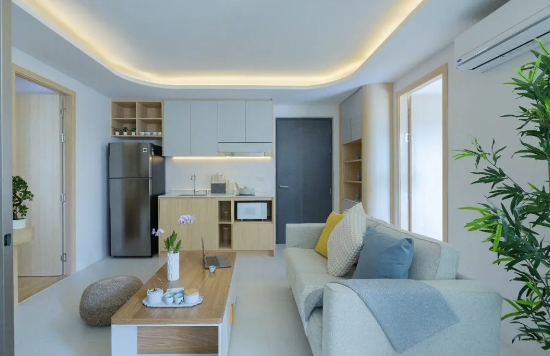 Кухня с холодильником и обеденной зоной в квартире Fantasea Condo Kamala, Камала, Пхукет