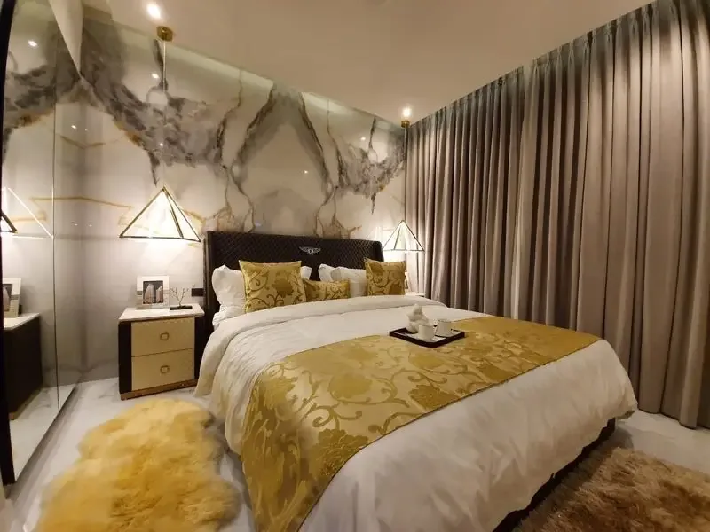 Спальня в золотисто-бежевых тонах, отделка апартаментов ЖК Grand Solaire