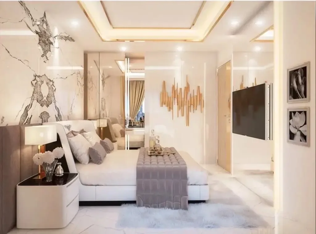 Спальня с зеркальными панелями и телевизором, отделка ЖК Grand Solaire, Джомтьен
