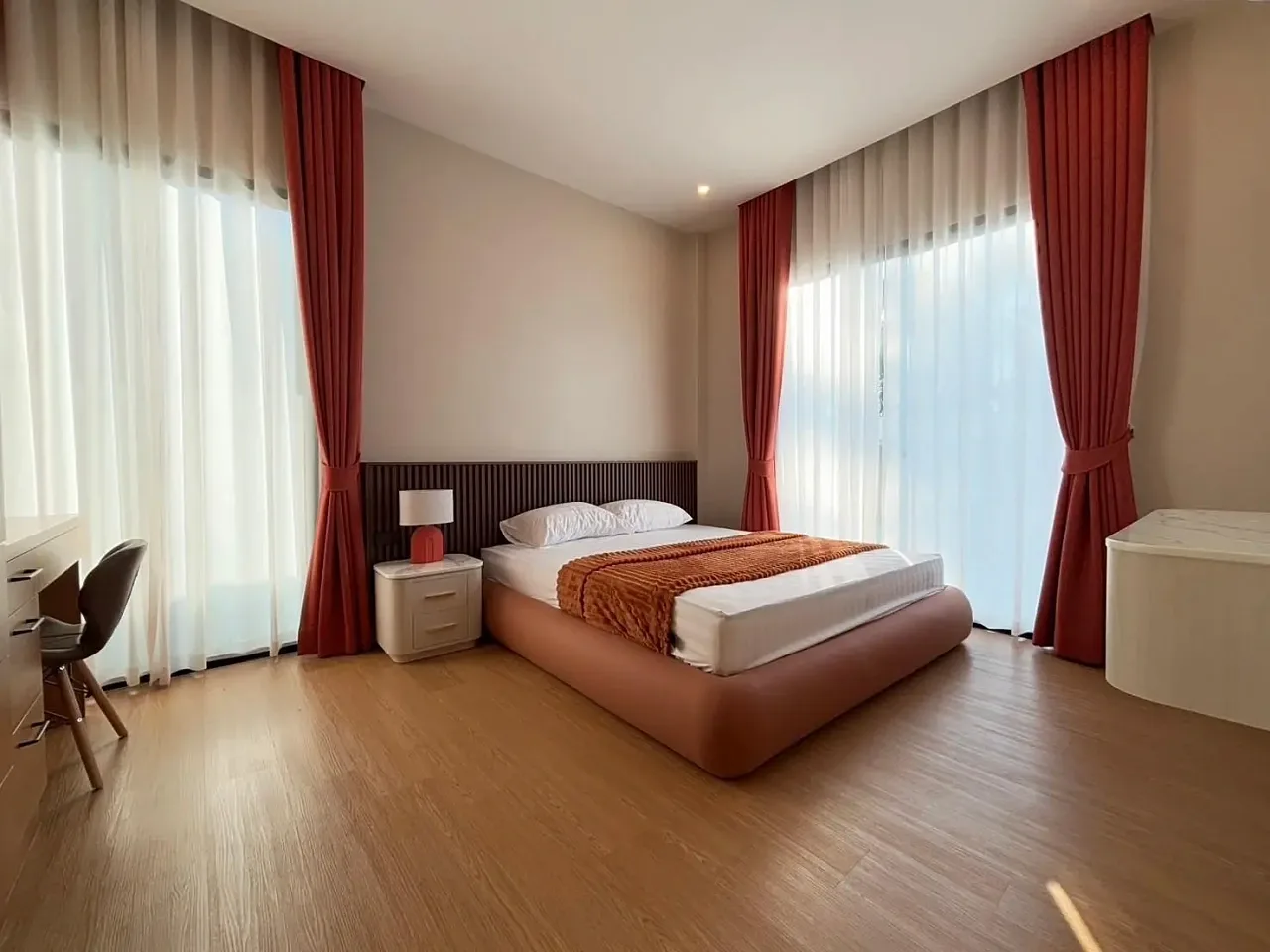 Гостевая спальня с терракотовыми шторами и деревянным полом, Great Time Pool Villa, Маб-Прачан, Паттайя