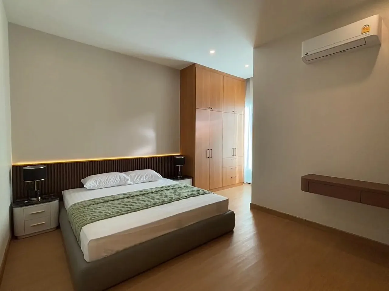 Спальня со встроенным шкафом и кондиционером в доме Great Time Pool Villa, Маб-Прачан, Паттайя
