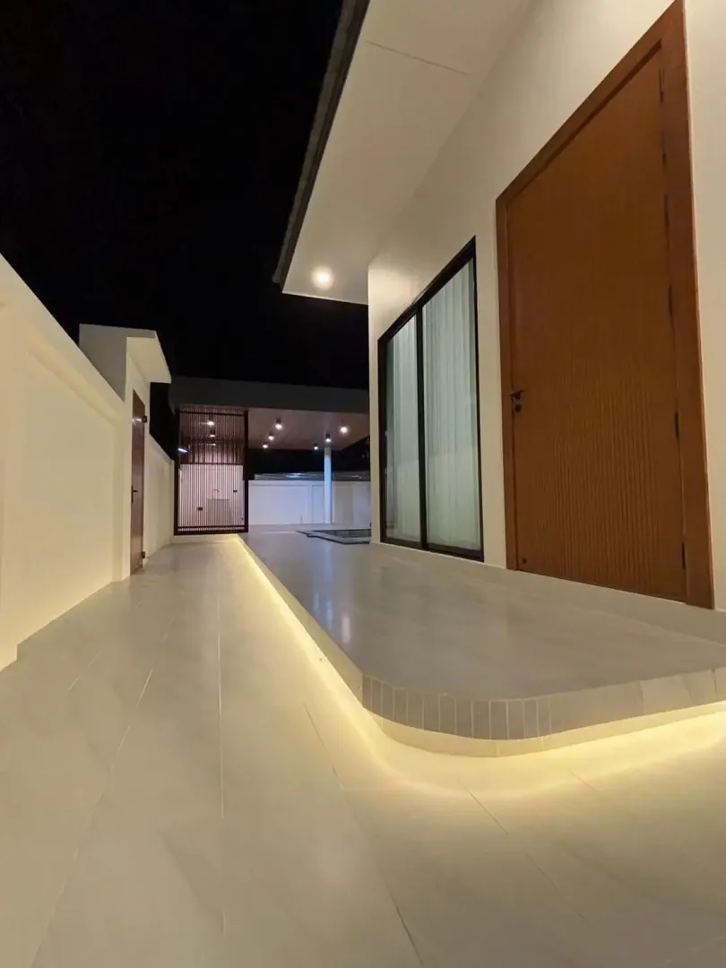 Крытая терраса с керамогранитом и подсветкой у входа в виллу Great Time Pool Villa, Маб-Прачан, Паттайя