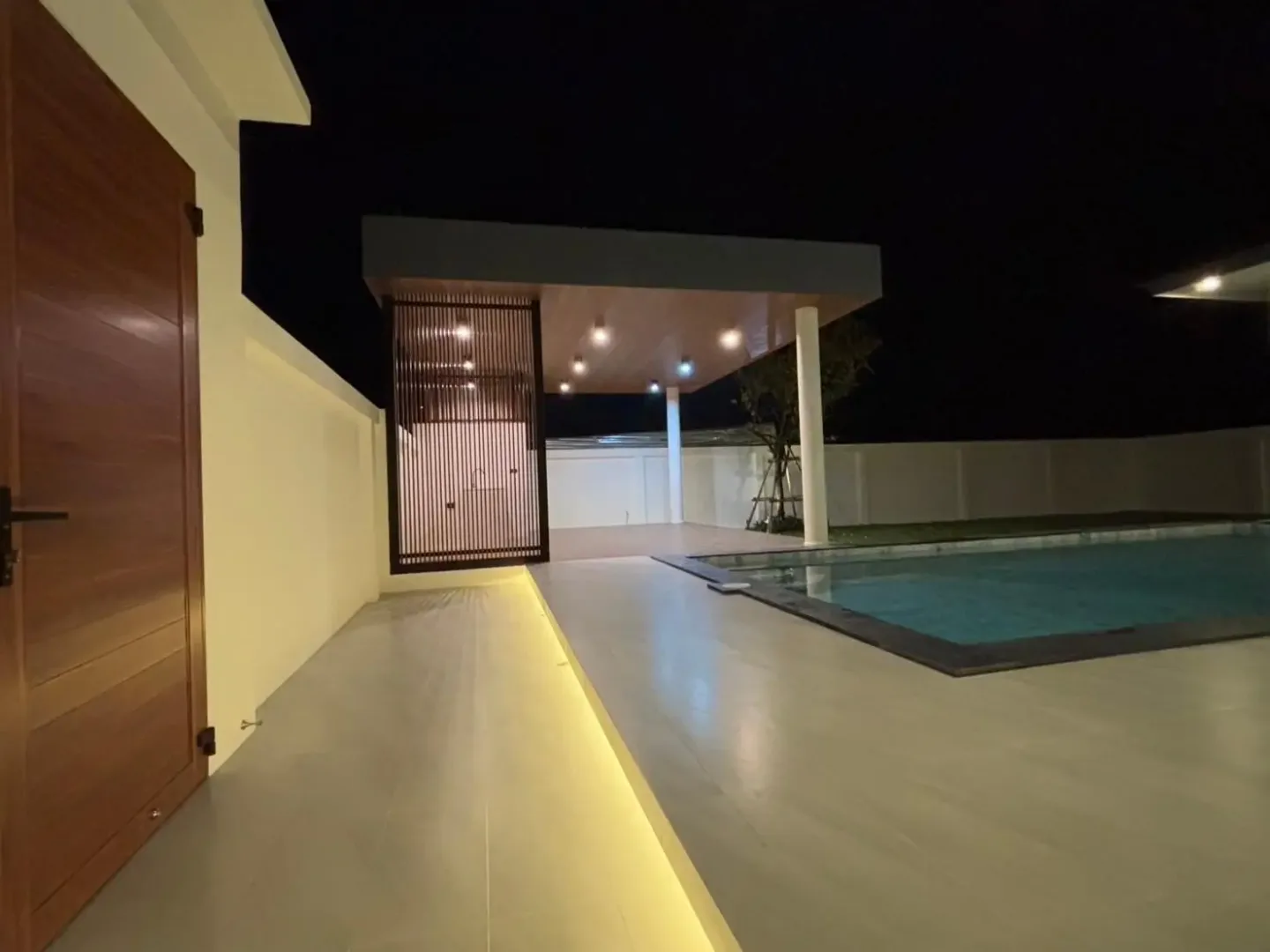 Ночная подсветка террасы и бассейна у дома Great Time Pool Villa, Маб-Прачан, Паттайя