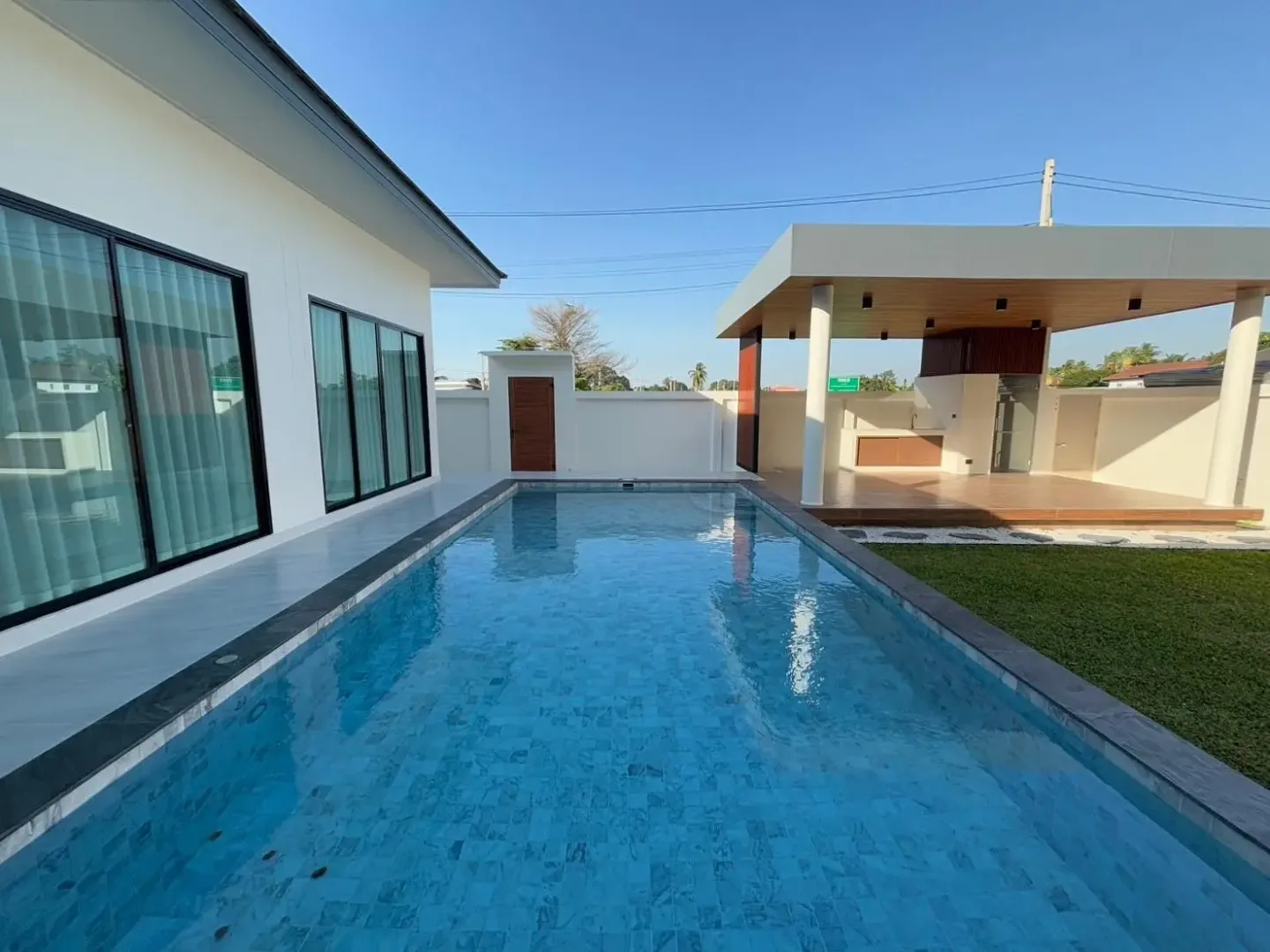 Приватный бассейн вдоль фасада одноэтажной виллы Great Time Pool Villa, Маб-Прачан, Паттайя