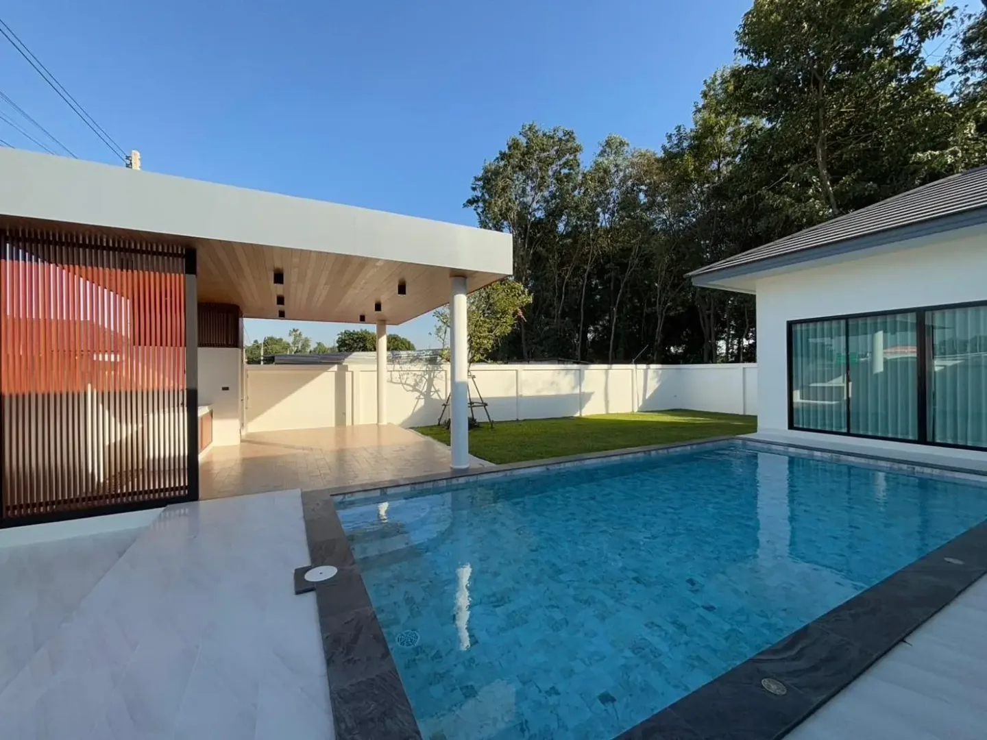 Бассейн и крытая терраса с деревянными ламелями у дома Great Time Pool Villa, Маб-Прачан, Паттайя