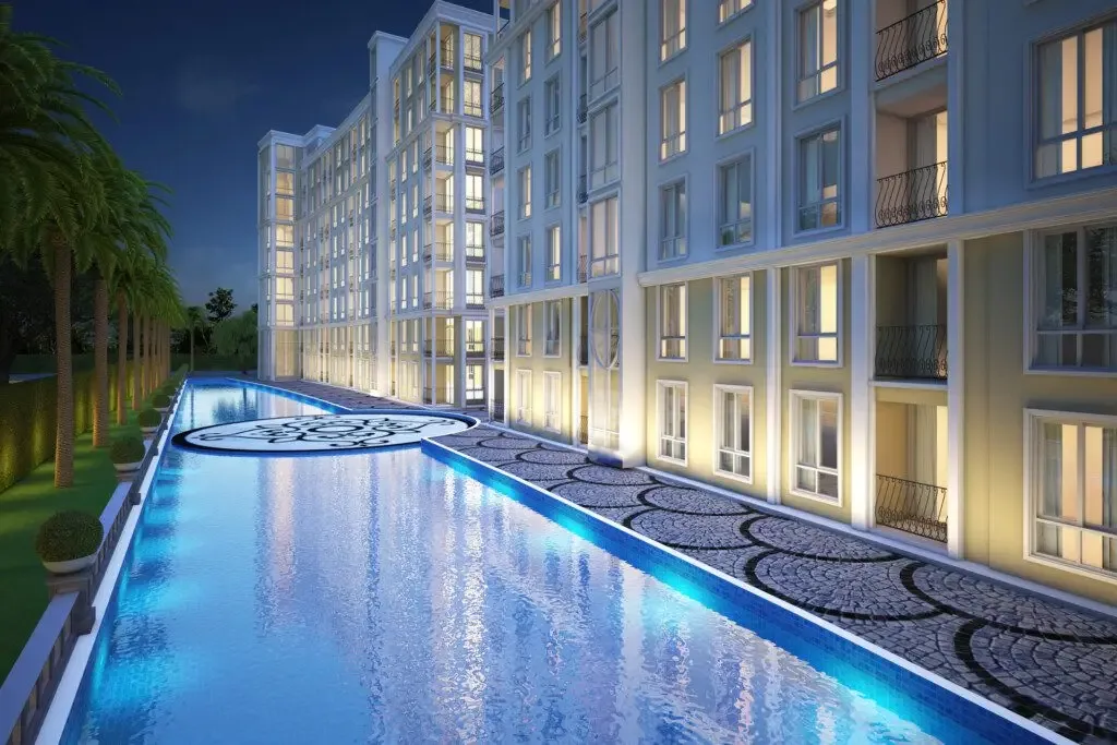 Бассейн вдоль фасада ЖК Harmonia City Garden в вечернее время, Джомтьен