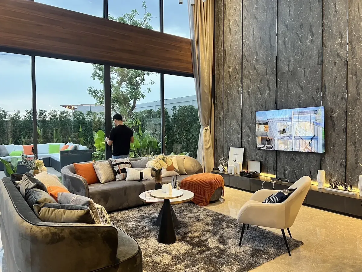 Гостиная с двусветным потолком и выходом к бассейну в вилле Highland Park Pool Villas, Хуай-Яй, Паттайя