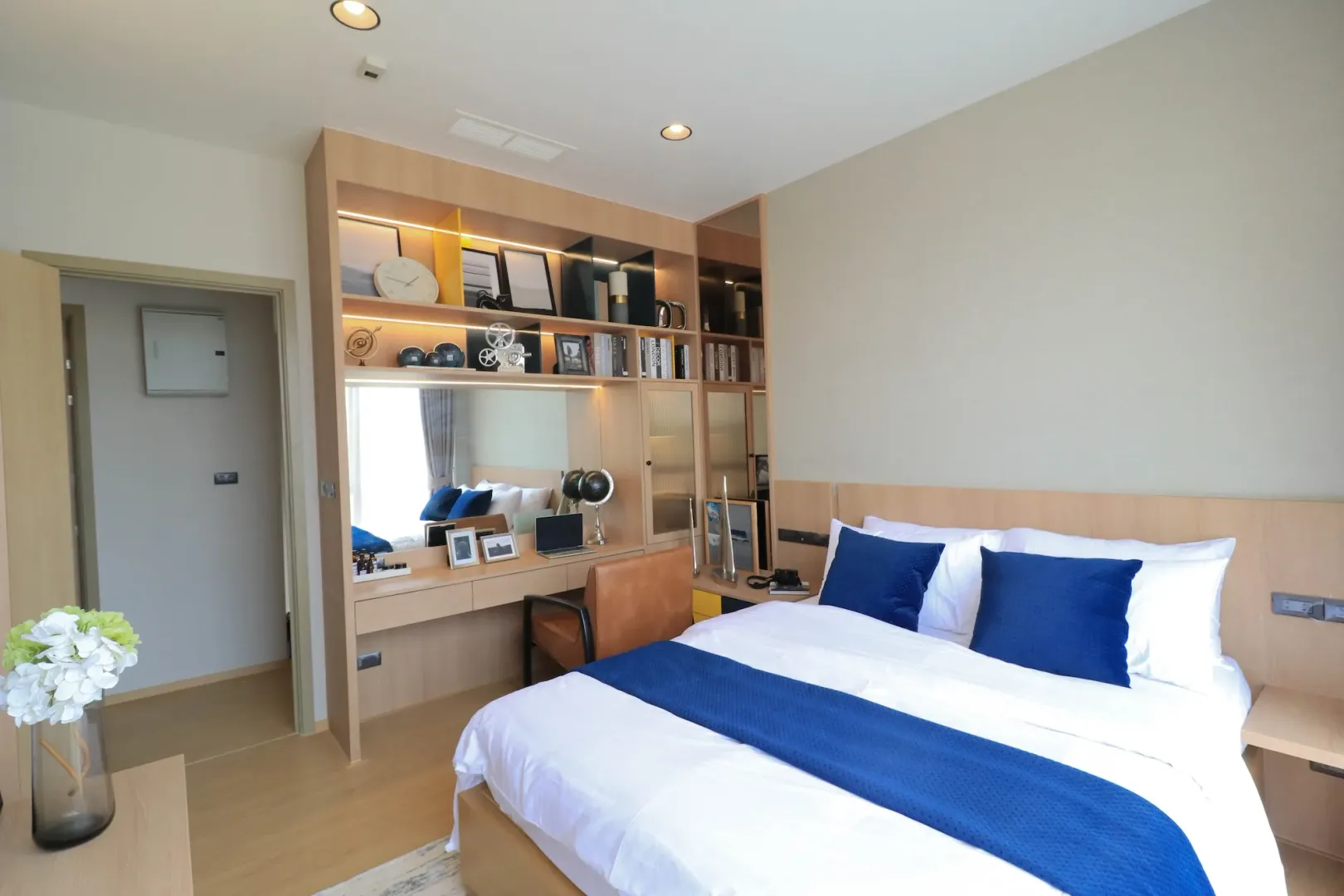 Спальня с кроватью king size и встроенными шкафами в вилле Highland Park Pool Villas, Хуай-Яй, Паттайя