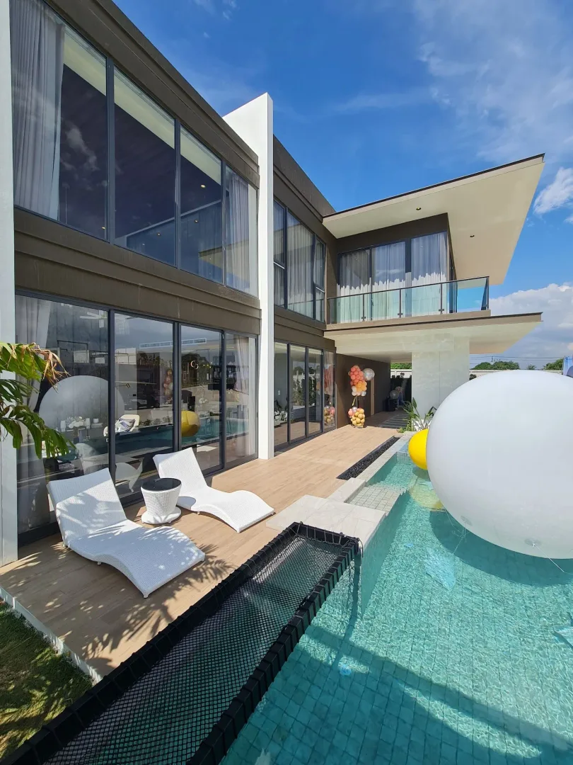 Терраса с шезлонгами у приватного бассейна виллы Highland Park Pool Villas, Хуай-Яй, Паттайя
