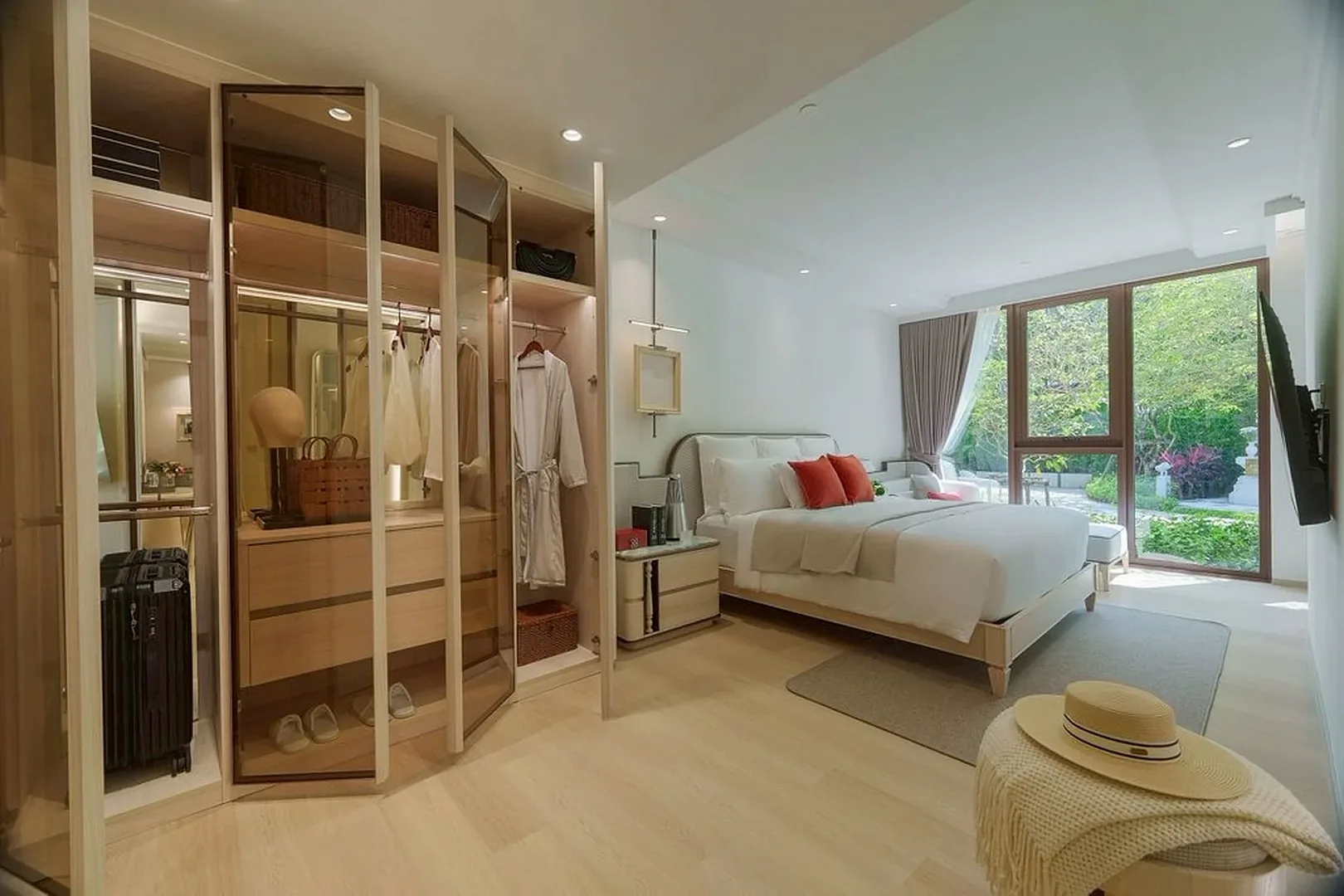 Гардеробная со стеклянными шкафами при спальне в InterContinental Kamala, Камала, Пхукет