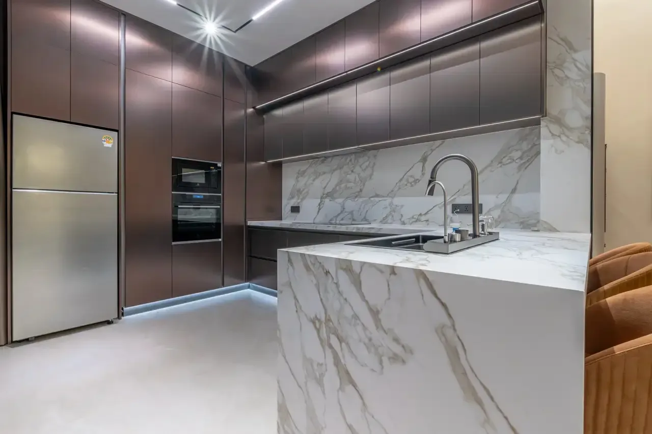 Кухня с мраморным островом и встроенной техникой, Jomtien Villas, На-Джомтьен, Паттайя
