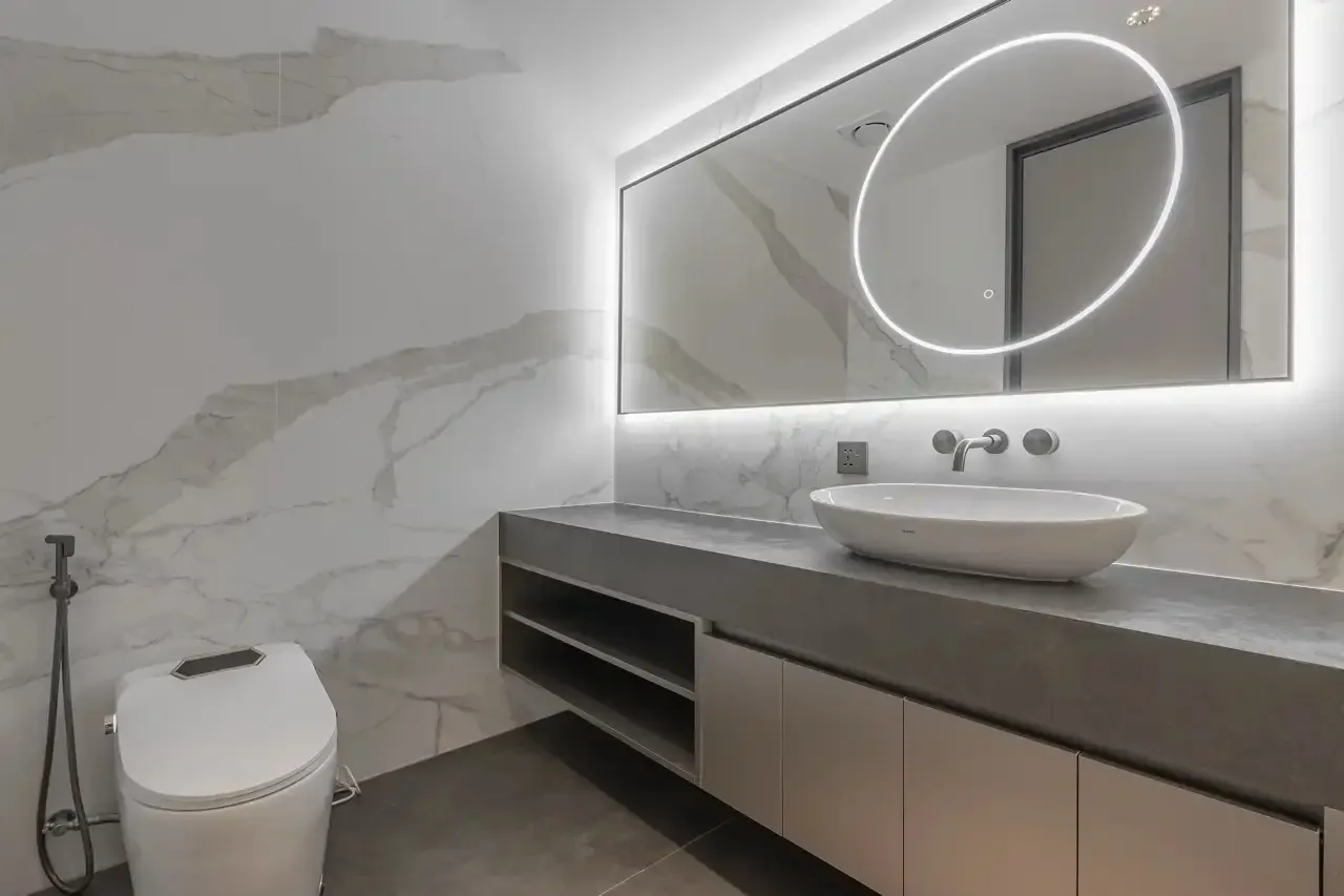 Ванная комната в мраморе с подсветкой зеркала, вилла Jomtien Villas, На-Джомтьен, Паттайя