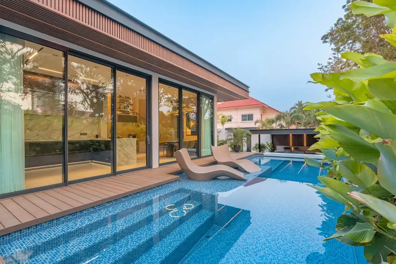 Вечерняя подсветка террасы и солевого бассейна виллы Jomtien Villas, На-Джомтьен, Паттайя