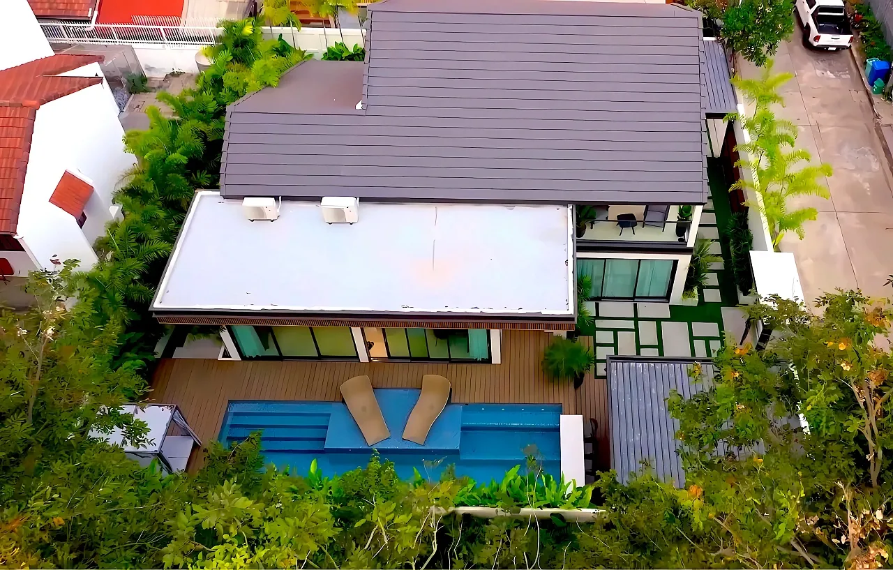 Вид с дрона на крышу, бассейн и участок 416 м², Jomtien Villas, На-Джомтьен, Паттайя