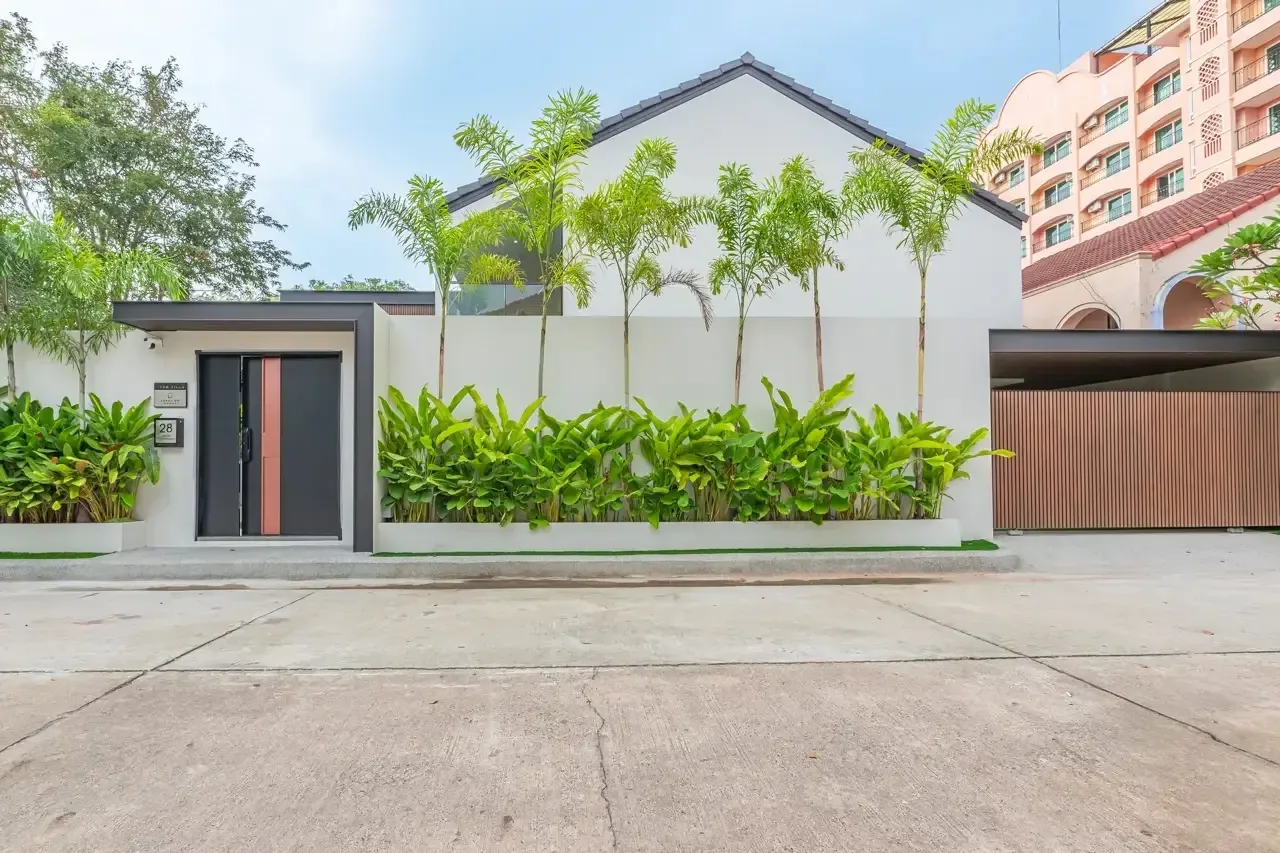 Въездные ворота и ограждение участка с улицы, Jomtien Villas, На-Джомтьен, Паттайя
