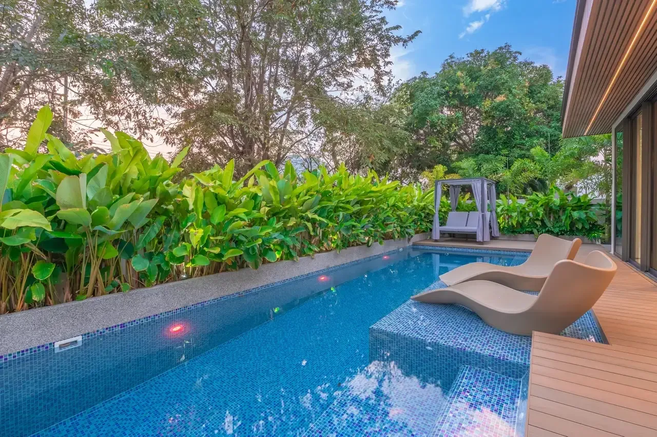 Бассейн 3,5 на 10,5 м с шезлонгами среди тропической зелени, Jomtien Villas, На-Джомтьен, Паттайя