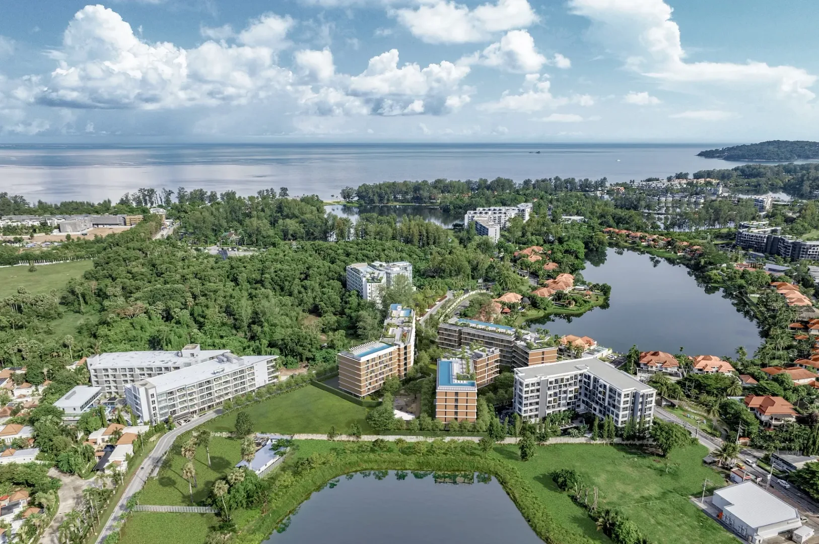 Вид с высоты на комплекс Laguna Lakeside Residence 2 между лагуной и морем, Банг-Тао, Пхукет