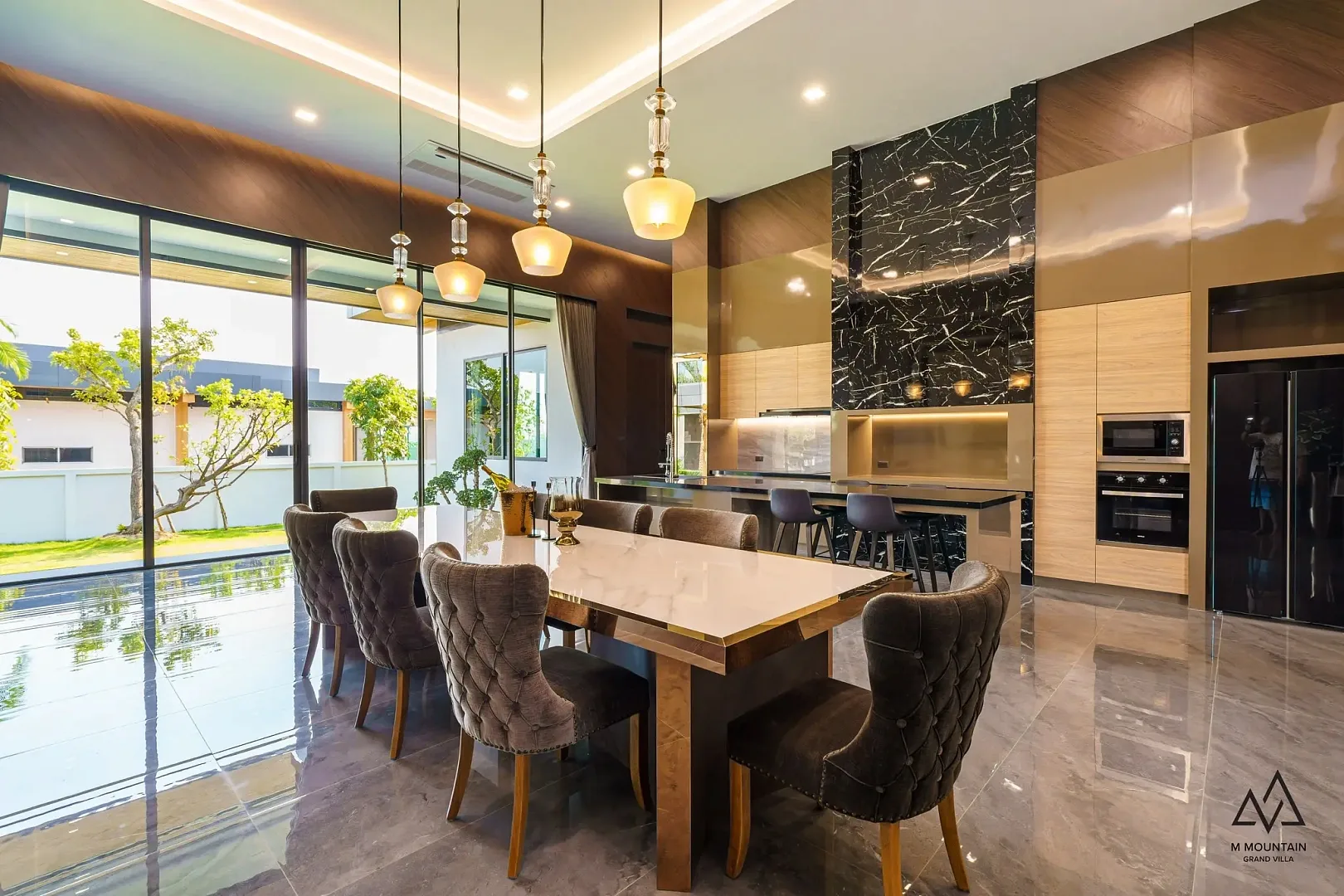 Столовая и кухня с мраморным фартуком в вилле M Mountain Grand Villa, Джомтьен, Паттайя
