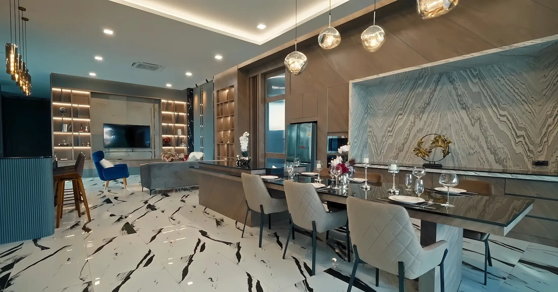 Кухня с барной стойкой и подсветкой шкафов в вилле M Mountain Grand Villa, Джомтьен, Паттайя