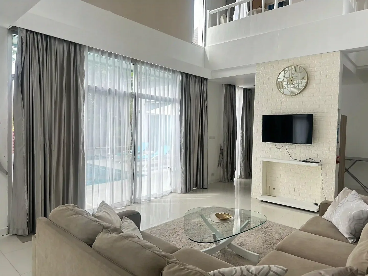 Гостиная с угловым диваном и высоким потолком в вилле Nagawari Pool Villa, На-Джомтьен, Паттайя