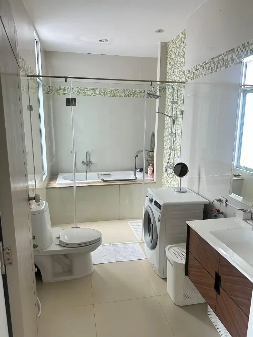 Ванная комната с ванной, душевой и стиральной машиной, Nagawari Pool Villa, Паттайя
