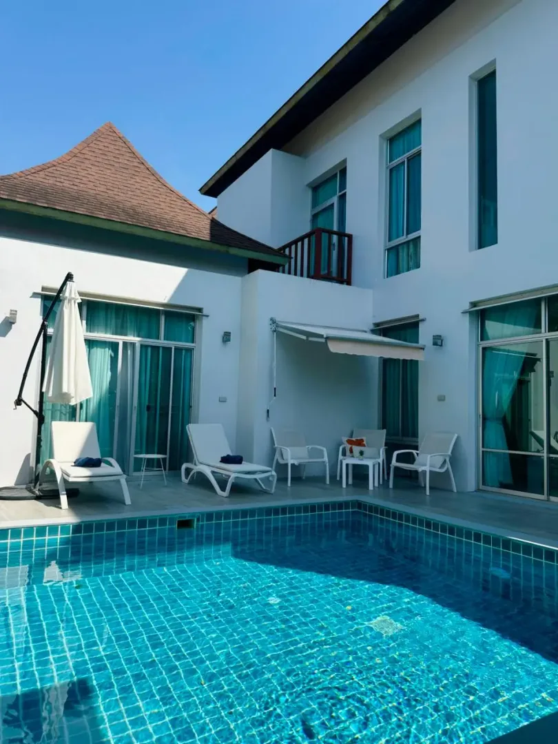 Фасад дома и бирюзовый бассейн во дворе виллы Nagawari Pool Villa, На-Джомтьен, Паттайя