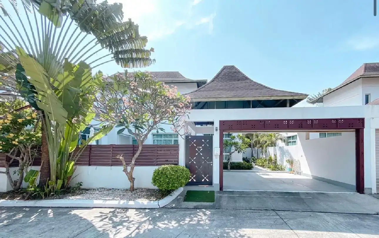 Въезд и парковка перед виллой в посёлке Nagawari Pool Villa на На-Джомтьене, Паттайя