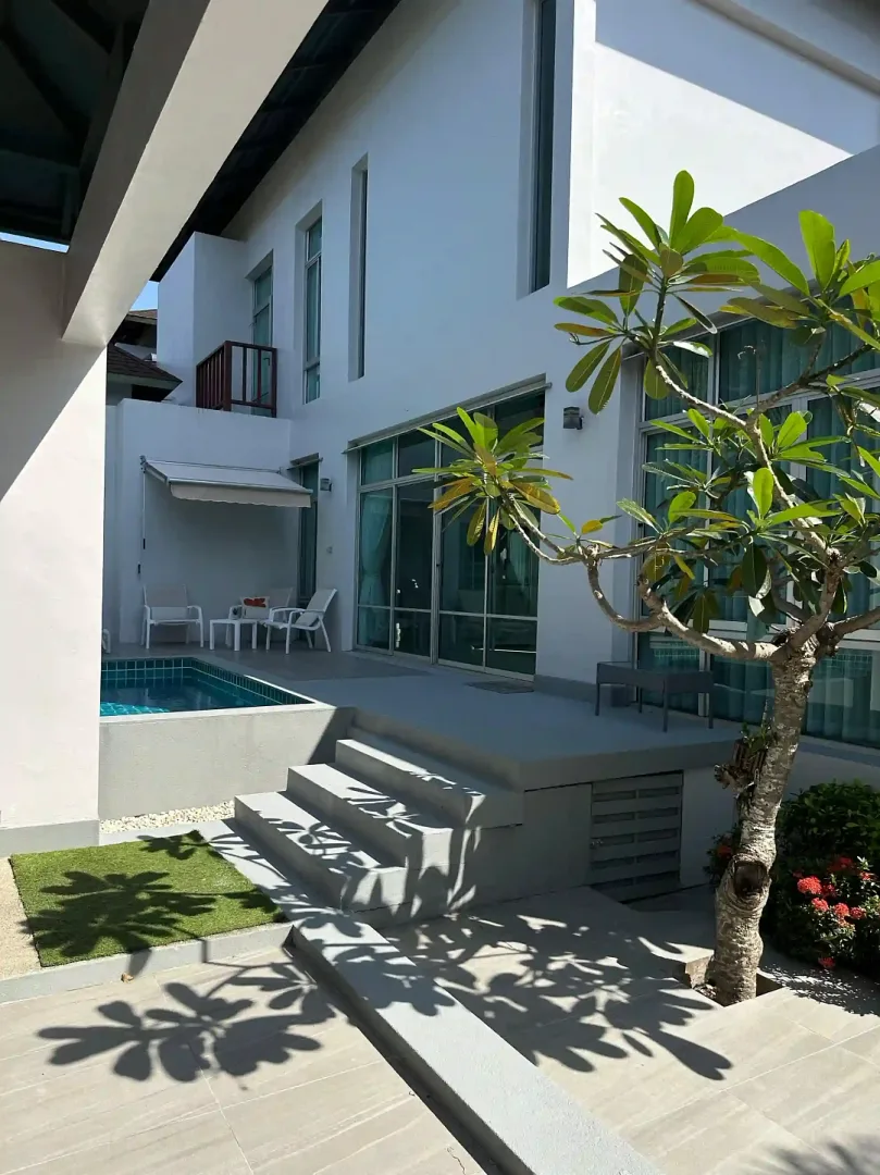 Внутренний двор с плюмерией и выходом к бассейну, вилла Nagawari Pool Villa, Паттайя