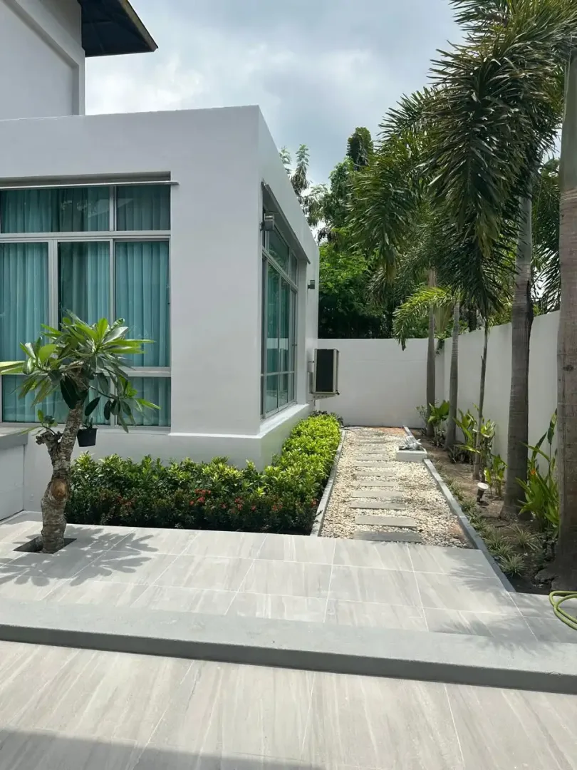 Дорожка вдоль белого фасада и панорамных окон виллы Nagawari Pool Villa, На-Джомтьен