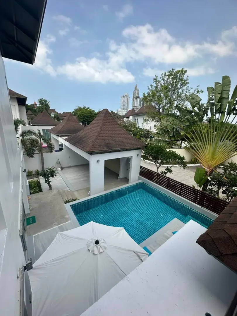 Вид со второго этажа на бассейн и соседние виллы посёлка Nagawari Pool Villa, Паттайя