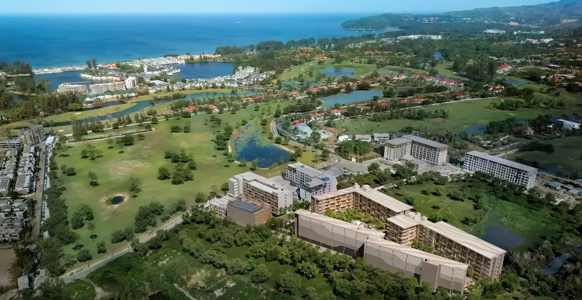 Панорама с высоты: комплекс PEYLAA Phuket, гольф-поля и море, Банг-Тао, Пхукет