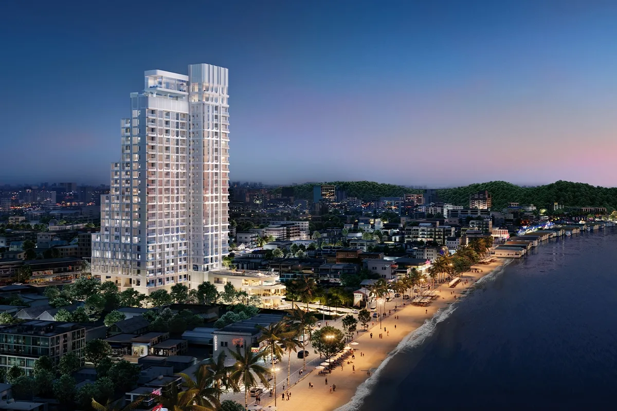 Башня PTY Residence Sai 1 вечером с подсветкой на фоне пляжа Паттайи
