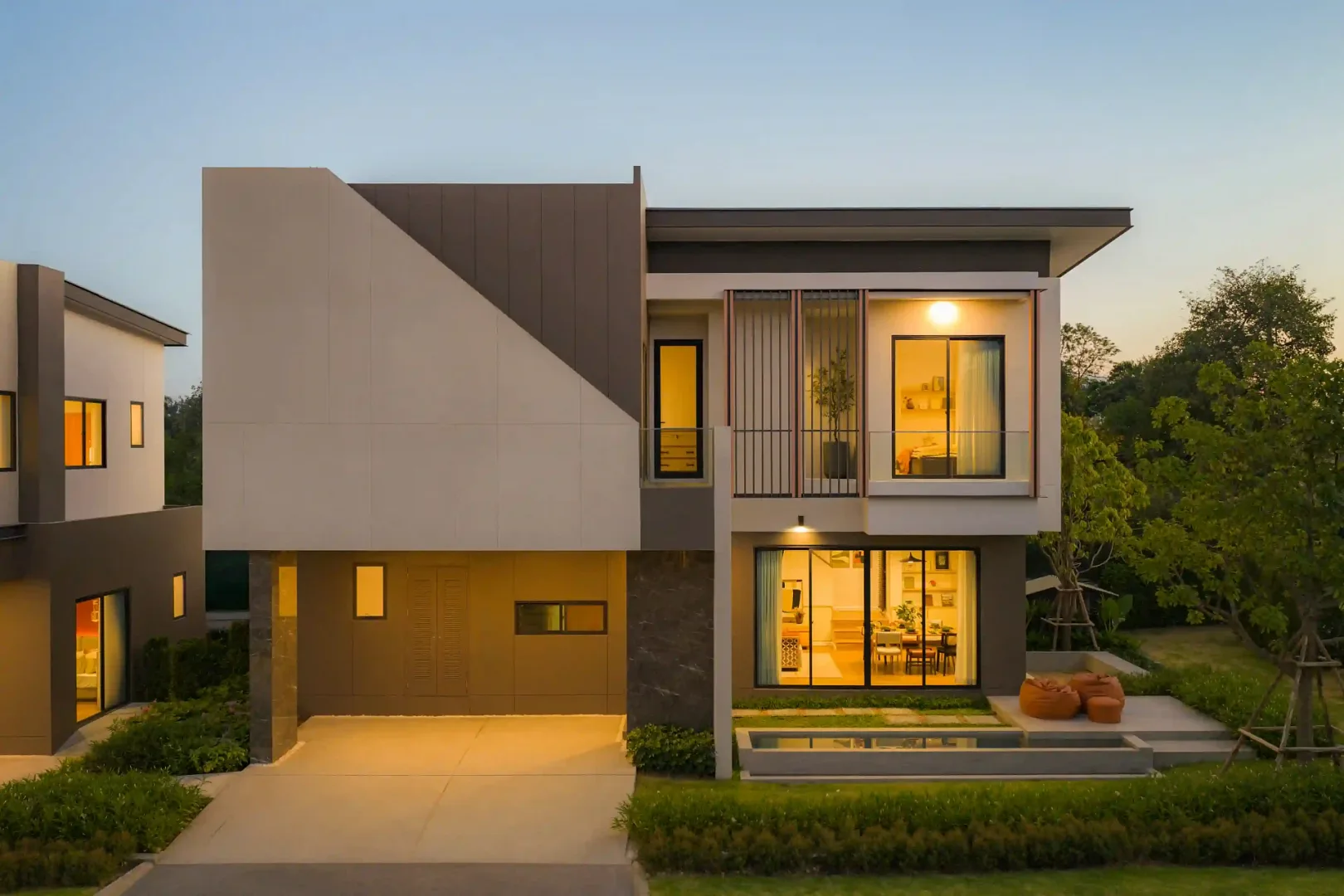 Фасад виллы вечером с подсветкой гостиной и личным бассейном, PYCHE Villa, Паттайя